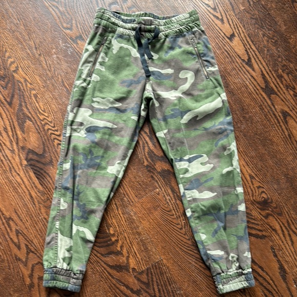 TNA Pants - Aritzia TNA Joggers camo size XS slightly cropped/ankle